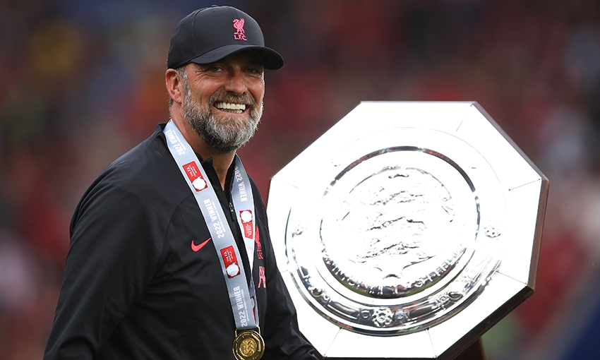 HLV Jurgen Klopp b&ecirc;n danh hiệu FA Community Shield. Ảnh: Liverpool FC.