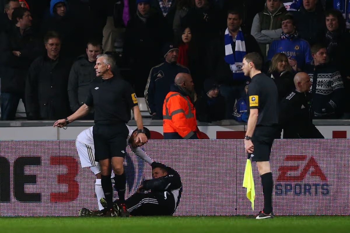 Charlie Morgan sau khi chịu c&uacute; đ&aacute; của Eden Hazard. Ảnh Getty Images.