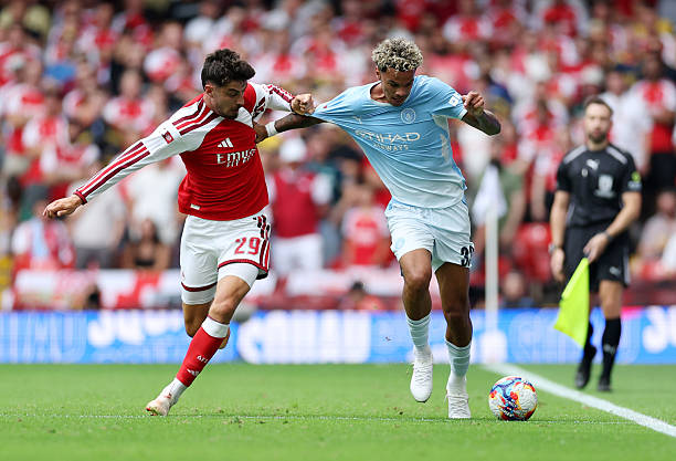 Arsenal nhường thế trận cho Manchester City