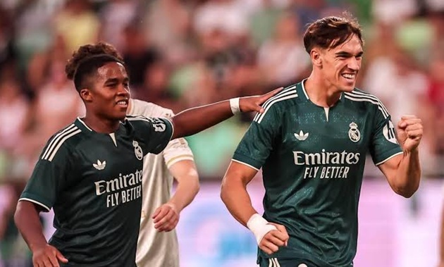 Ảnh bài viết Carlos Espi, "gã khổng lồ" 1m94 và Joselu mới của Real Madrid