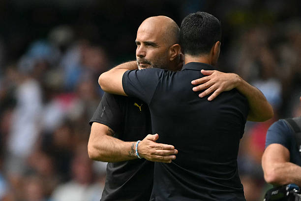 Mikel Arteta kh&ocirc;ng gặp nhiều kh&oacute; khăn khi đấu tr&iacute; với Enzo Maresca. Ảnh: Getty Images