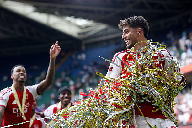 Kai Havertz &ndash; 7 điểm: Khả năng di chuyển kh&ocirc;ng b&oacute;ng tuyệt vời gi&uacute;p anh nh&acirc;n đ&ocirc;i c&aacute;ch biệt cho Arsenal. Tiền đạo người Đức chọn vị tr&iacute; chuẩn x&aacute;c trong v&ograve;ng cấm loại bỏ Dias v&agrave; đ&aacute;nh đầu cận th&agrave;nh m&agrave; gần như kh&ocirc;ng cần phải bật nhảy.