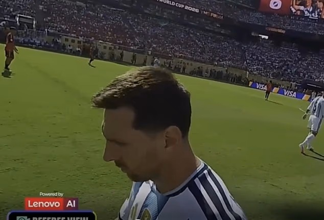 H&igrave;nh ảnh Messi từ g&oacute;c nh&igrave;n của trọng t&agrave;i. Ảnh: Chụp m&agrave;n h&igrave;nh.