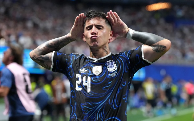 Khoảnh khắc Enzo ăn mừng qu&aacute; kh&iacute;ch khi gặp Anh tại World Cup 2026. (Ảnh: Getty Images)