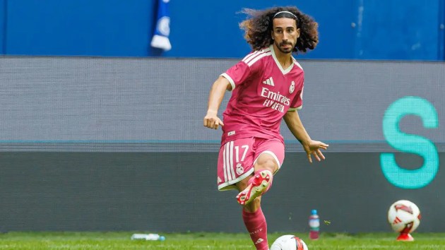 Cucurella bị la ó mỗi khi chạm bóng ở Veltins Arena. Ảnh: Getty.