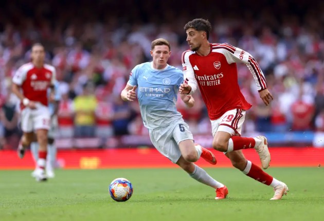 Elliot Anderson chật vật trong thất bại của Man City ở Community Shield. Ảnh: Getty.