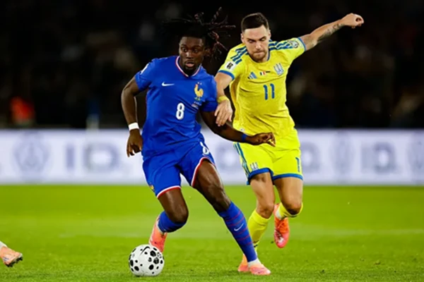 Manu Kone (&aacute;o xanh) được Man Utd lẫn Chelsea quan t&acirc;m. Ảnh: Getty Images