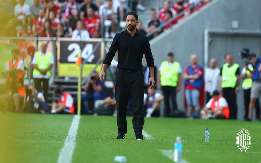 HLV Ruben Amorim trong trận AC Milan thắng MU 4-2. Ảnh: AC Milan FC.