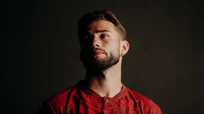  Jay Herdman đ&atilde; theo cha đến Indonesia. Ảnh: Bali United.