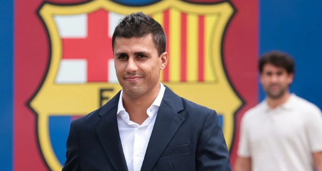 Ảnh bài viết Barca đánh bại Real như thế nào trong cuộc đua giành Rodri?