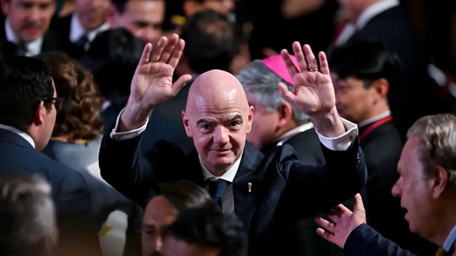 Vẫn c&oacute; một nh&oacute;m ủng hộ Infantino. Ảnh: Getty.