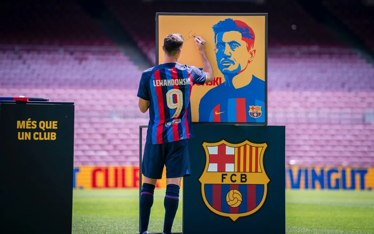 Barcelona đặt niềm tin vào trung phong hàng đầu Ba Lan. Ảnh: Fcbarcelona.
