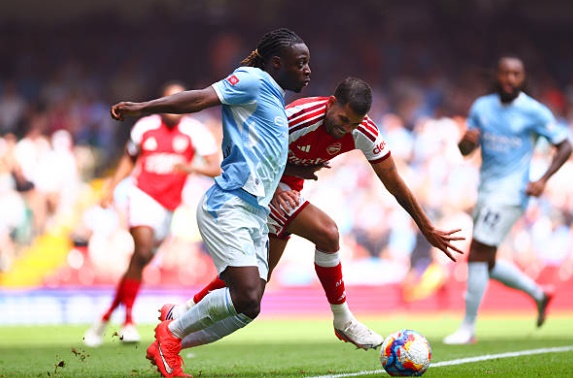 Bruno tranh bóng với Doku trong cuộc chạm trán tại Community Shield. Ảnh: Getty.