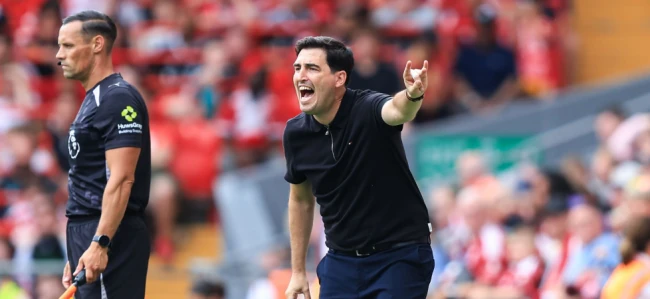 Iraola được kỳ vọng giúp Liverpool có 3 điểm. Ảnh: Getty.