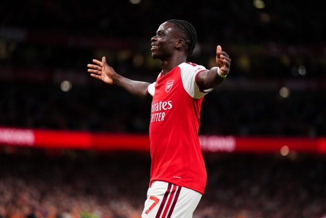 Bukayo Saka - 7.9 điểm: Saka cho thấy sự sắc bén thường thấy với pha lập công nhân đôi cách biệt sau tình huống bóng bật ra. Ảnh: Sky Sports.