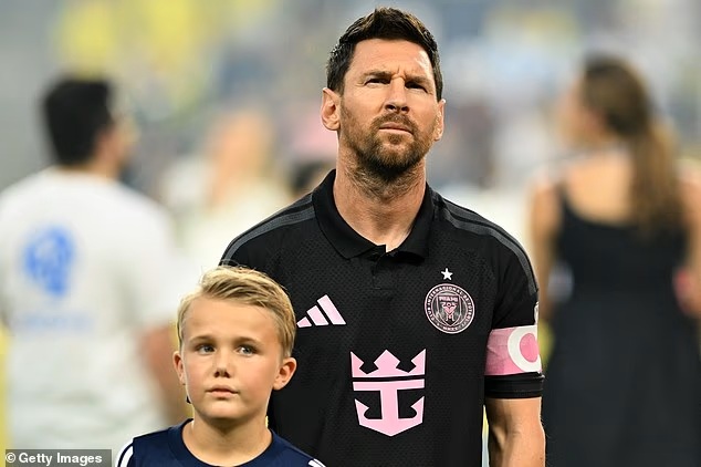 Ảnh bài viết Lionel Messi nhận án phạt vì đánh vào gáy đối thủ