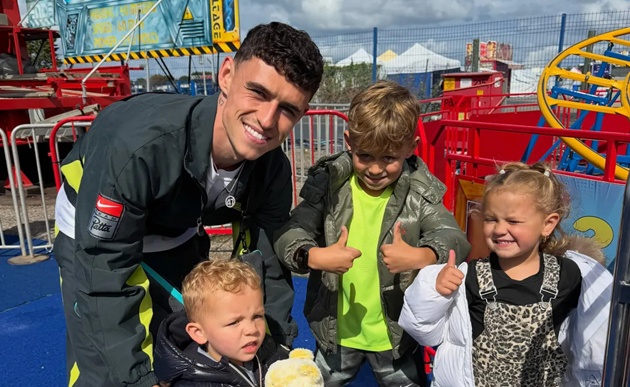 Ảnh bài viết Phil Foden gây sốt khi đưa gia đình đi nghỉ mát bình dân