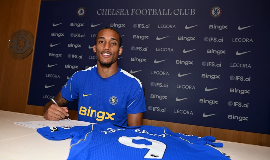 Joao Pedro chính thức đặt bút ký gia hạn với Chelsea đến năm 2034. Ảnh: Chelsea FC.