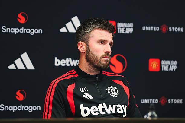 Michael Carrick có thể giúp Manchester United lật đổ Manchester City? Ảnh: Getty Images