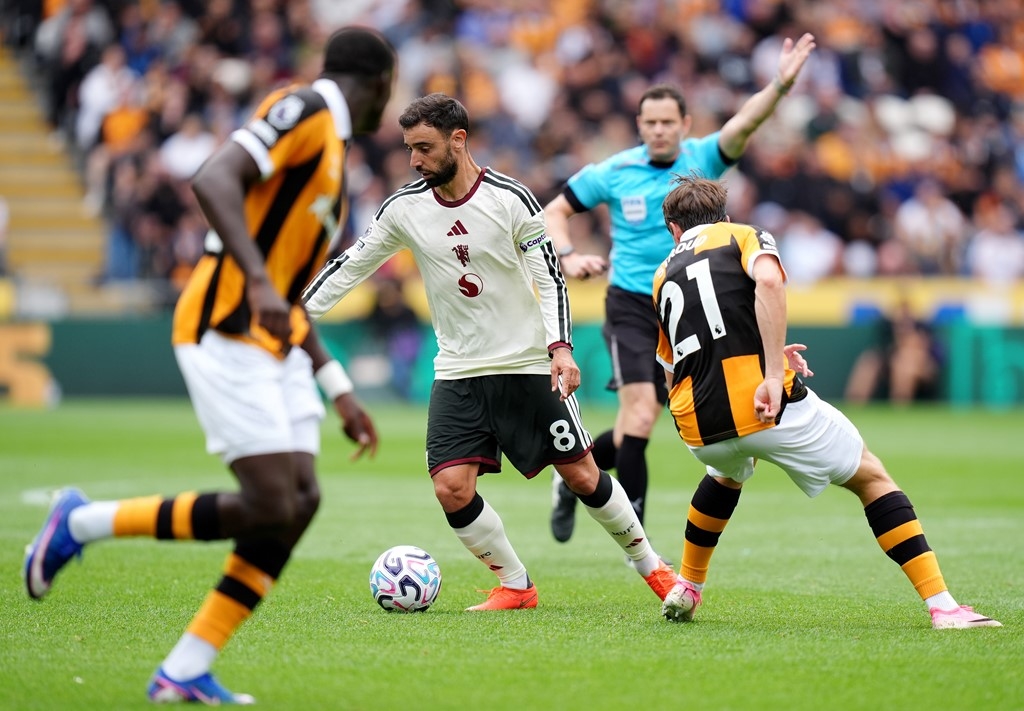 Bruno Fernandes và đồng đội bất lực trước hàng thủ kỷ luật của Hull City. Ảnh: Sky Sports.