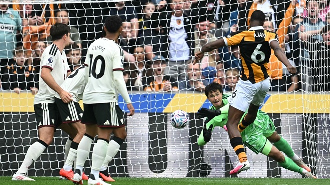 Senne Lammens - 6,2. Mặc dù phải nhận 2 bàn thua, Lammens lại là cầu thủ chơi ổn bậc nhất bên phía MU. Anh không có lỗi nặng trong cả hai bàn thắng của Hull. Ảnh: Sky Sports.