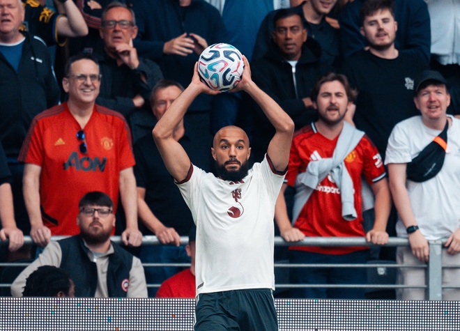 Noussair Mazraoui - 5,9. Dù có một tình huống giải nguy sớm, nhưng Mazraoui thường xuyên để mất bóng và tỏ ra vô cùng lúng túng trong khâu phòng ngự. Ảnh: Manchester United.
