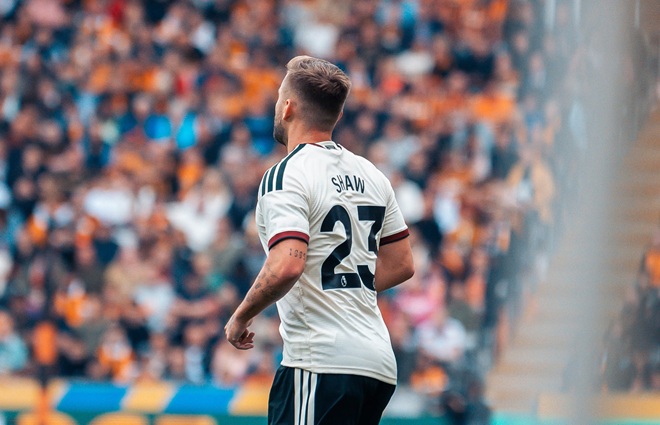 Luke Shaw - 6,2. Shaw chơi ở mức tròn vai trong phòng ngự nhưng gần như "tàng hình" ở mặt trận tấn công. Ảnh: Manchester United.