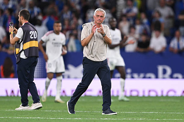 Mourinho hưởng trọn niềm vui ngày tái xuất chính thức. Ảnh: Getty Images.
