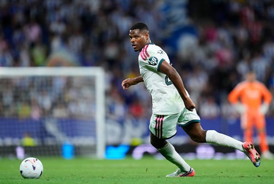 Denzel Dumfries &ndash; 7.0: Được tin tưởng đ&aacute; ch&iacute;nh thay cho Alexander-Arnold, Dumfries đ&atilde; ho&agrave;n th&agrave;nh tốt nhiệm vụ ph&ograve;ng ngự. Anh duy tr&igrave; được sự kỷ luật v&agrave; c&oacute; những pha tắc b&oacute;ng ch&iacute;nh x&aacute;c để ngăn chặn c&aacute;c đợt phản c&ocirc;ng của đội kh&aacute;ch.