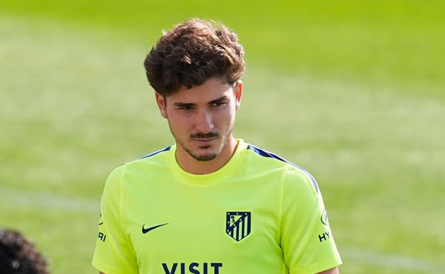 Alvarez bị CĐV Atletico la &oacute; ở trận tiếp đ&oacute;n Villarreal. (Ảnh: Yahoo.Sports)