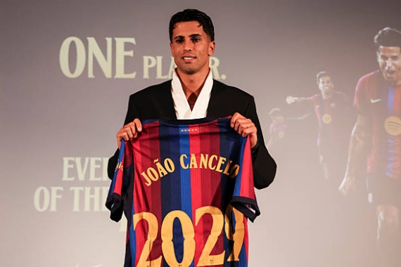 Cancelo có thể sẽ đảm nhận vị trí hậu vệ trái của Barca mùa giải năm nay. Ảnh: Getty.