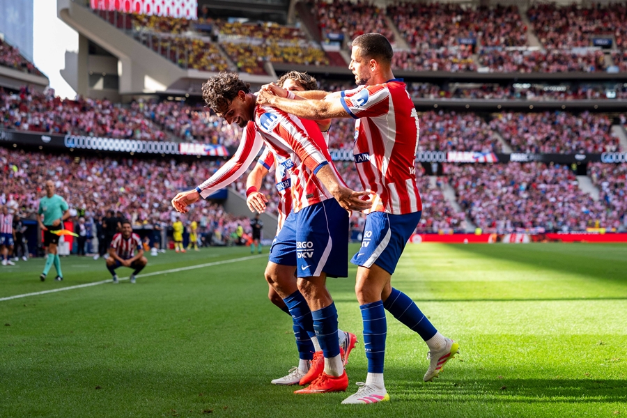 Atletico Madrid giật lại 1 điểm trên sân nhà trong thế thiếu người. Ảnh: Getty Images.