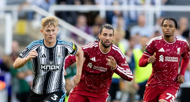Liverpool để lộ khoảng trống mênh mông ở hàng tiền vệ. Ảnh: Getty.