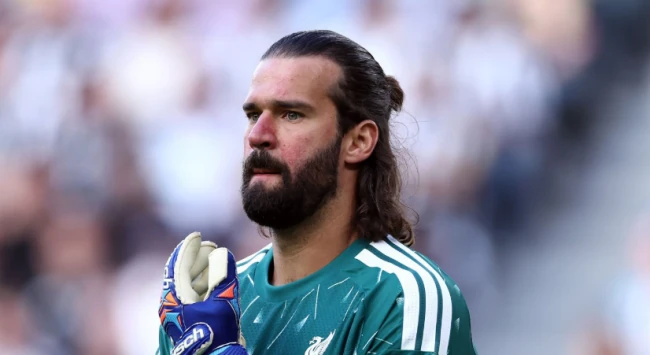 Alisson Becker - 6.4 điểm: Thủ thành người Brazil không nhận được nhiều sự hỗ trợ từ một hàng phòng ngự thi đấu thiếu tập trung trong phần lớn thời gian trận đấu. Ảnh: Getty.