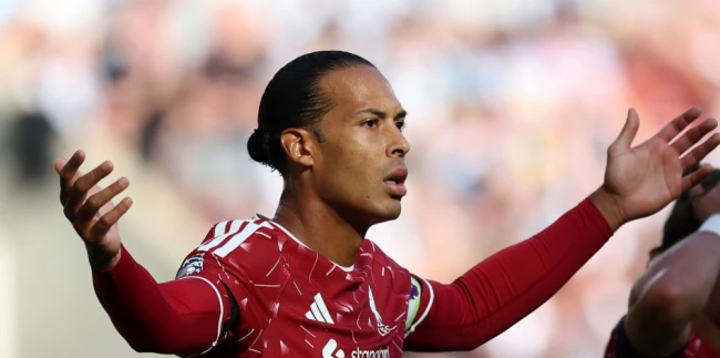 Virgil van Dijk - 6.1 điểm: Thủ quân của Liverpool cố gắng giữ cự ly đội hình và liên tục chỉ dẫn cho người đá cặp Jacquet. Dù hàng thủ phải nhận 2 bàn thua, nhưng khó có thể đổ toàn bộ trách nhiệm lên vai Van Dijk. Ảnh: Getty