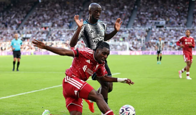 Jeremie Frimpong - 5.8 điểm: Hậu vệ người Hà Lan chưa tìm thấy sự kết nối với các đồng đội. Frimpong khởi đầu cố gắng nhưng sau đó liên tục để mất bóng ở những khu vực nguy hiểm. Ảnh: Getty