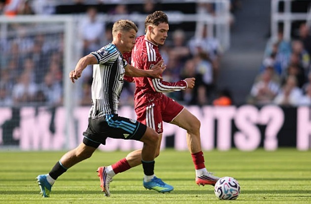 Ảnh bài viết Neville cảnh báo Wirtz và Isak sau trận hòa Newcastle
