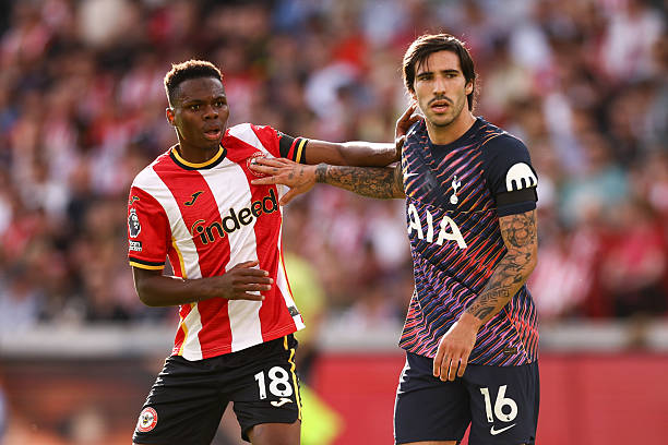 Mamadou Sangare khiến các tiền vệ đắt giá của Tottenham bị lu mờ. Ảnh: Getty Images.
