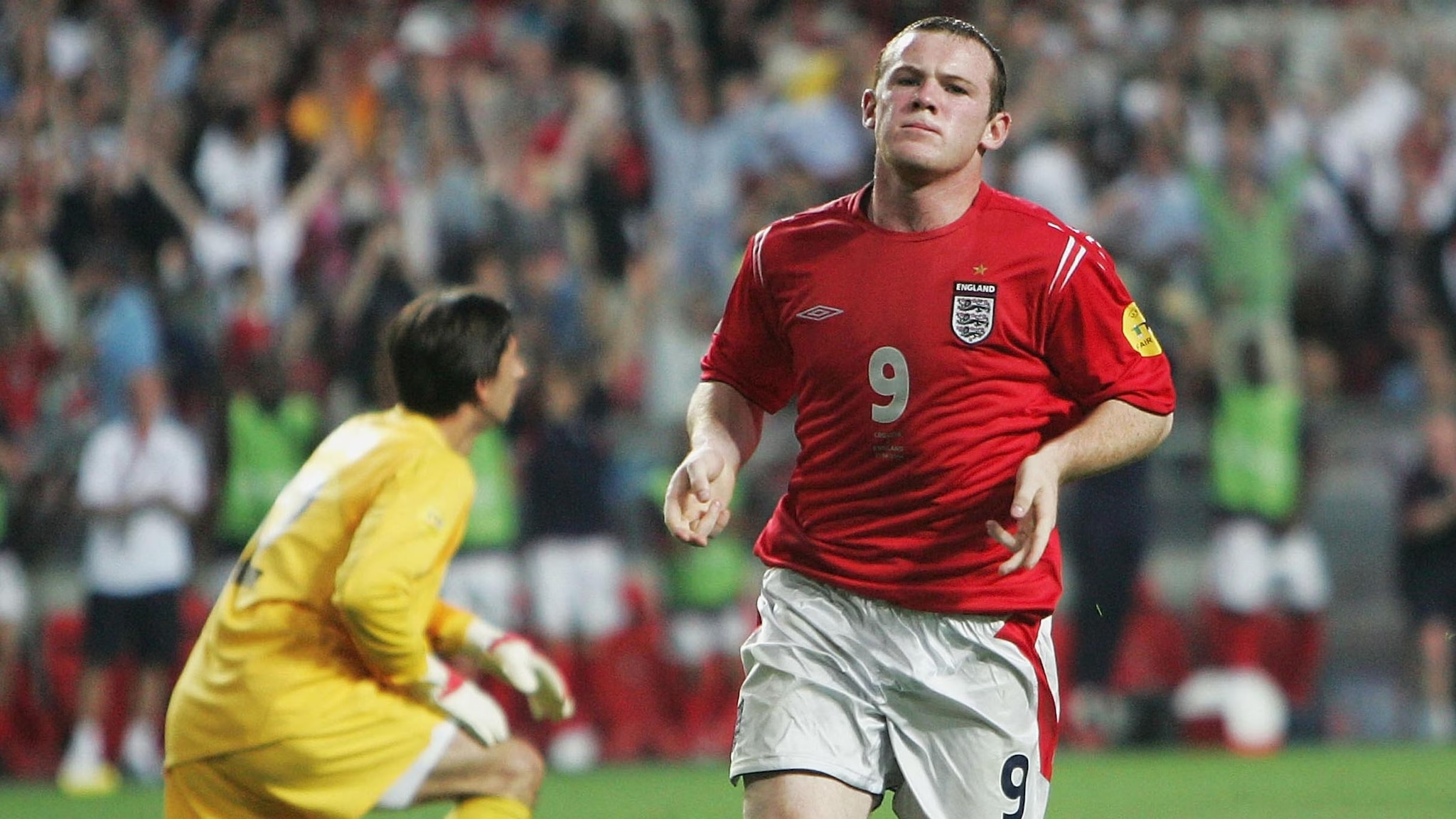 Rooney tỏa s&aacute;ng tại EURO 2004, khiến cả nước Anh ph&aacute;t sốt. Ảnh: UEFA.