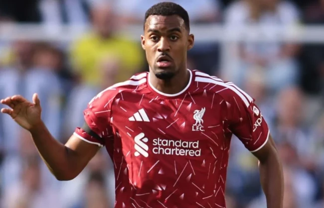 Ảnh bài viết Iraola đang chơi canh bạc mạo hiểm với hàng tiền vệ Liverpool?
