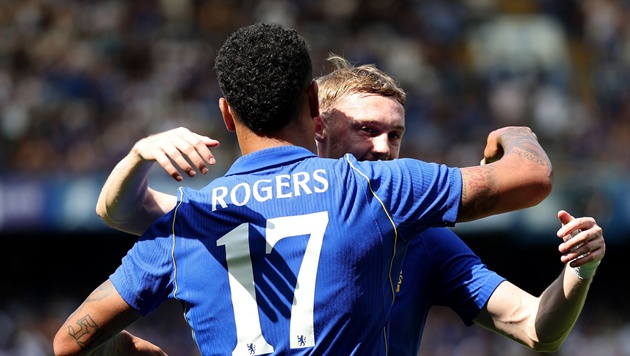 Alonso có nhiệm vụ giúp Rogers và Palmer phối hợp ăn ý. (Ảnh: Sky Sports)
