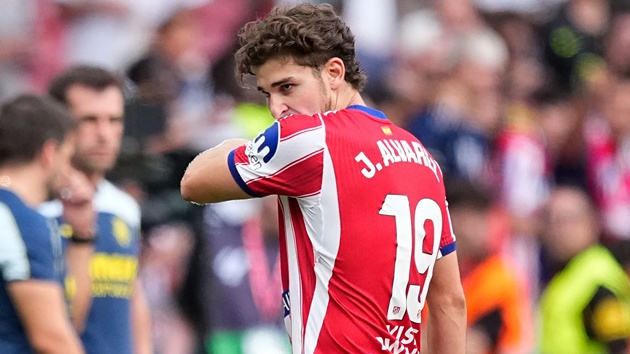 Arsenal kh&oacute; ho&agrave;n tất thương vụ v&igrave; Alvarez hướng về Barca. (Ảnh: The Sun)