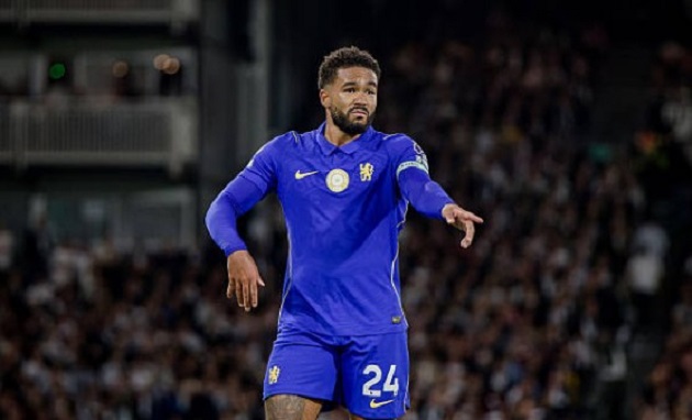 Reece James (6.9): Chơi tròn vai ở khu vực trung tuyến, thi đấu thầm lặng và sở hữu nhiều nhịp xử lý nét.

Roméo Lavia (6.6): Đánh dấu sự trở lại tích cực sau chấn thương, dính thẻ phạt sớm nhưng vẫn thi đấu tròn vai.

Jorrel Hato (7.0): Chưa đạt hiệu quả cao khi tham gia tấn công và còn đôi chút thiếu chắc chắn lúc phòng ngự.

Morgan Rogers (7.8): Hòa nhập nhanh chóng, phối hợp ăn ý cùng Palmer và có bàn thắng đầu tiên ở mùa giải mới.

Cole Palmer (8.5): Trở lại với phong độ đỉnh cao, liên tục xé nát hàng thủ đối phương bằng kỹ thuật và tầm nhìn tuyệt vời.

Joao Pedro (8.4): Chơi năng nổ trong vai trò tiền đạo cắm, di chuyển rộng và kết nối tốt với các đồng đội. Anh chính là người mở ra thế trận thuận lợi cho Chelsea với bàn thắng ngay những giây đầu tiên.