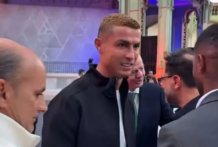 Ảnh bài viết Ronaldo gây chú ý với biểu cảm "khó ở" khi chạm mặt Chủ tịch FIFA Infantino