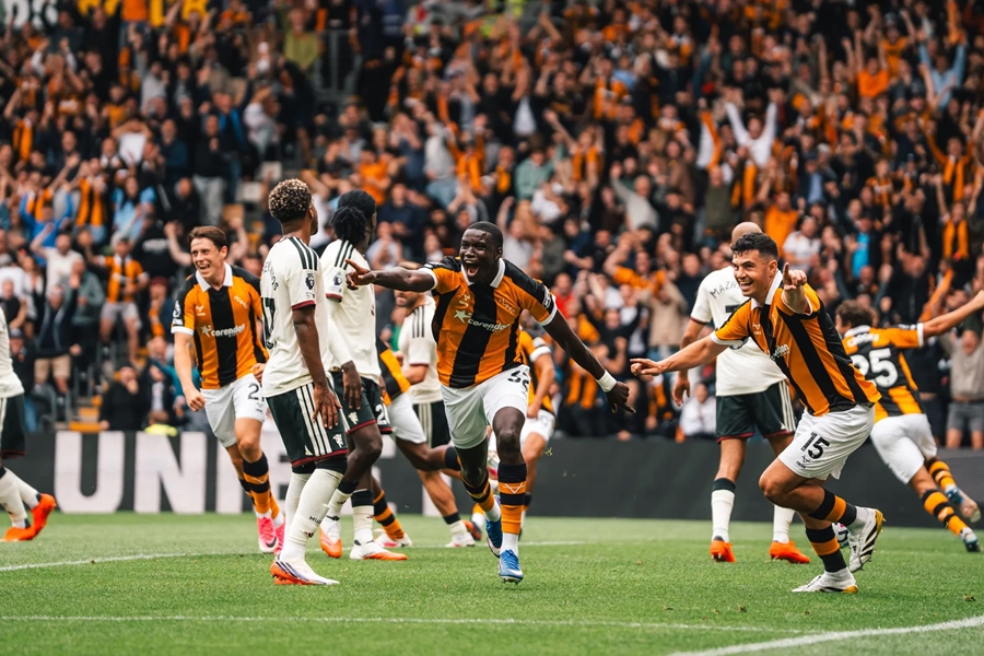 Hull vừa có chiến thắng trước Man Utd vẫn không được Neville đánh giá cao. Ảnh: Hull City AFC.