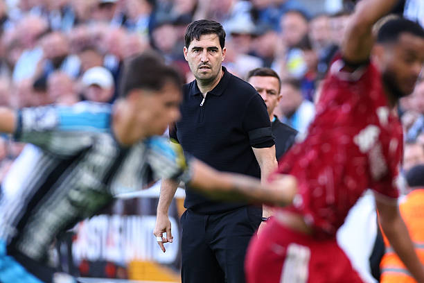Iraola cùng Liverpool giành 1 điểm trước Newcastle. Ảnh: Getty.
