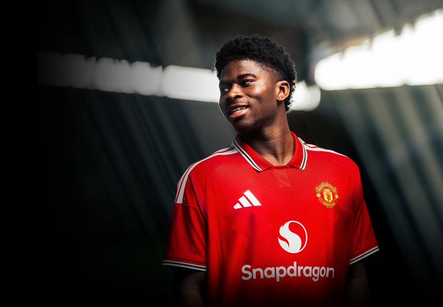 Carlos Baleba ch&iacute;nh thức cập bến Man Utd. Ảnh: Manchester United FC.