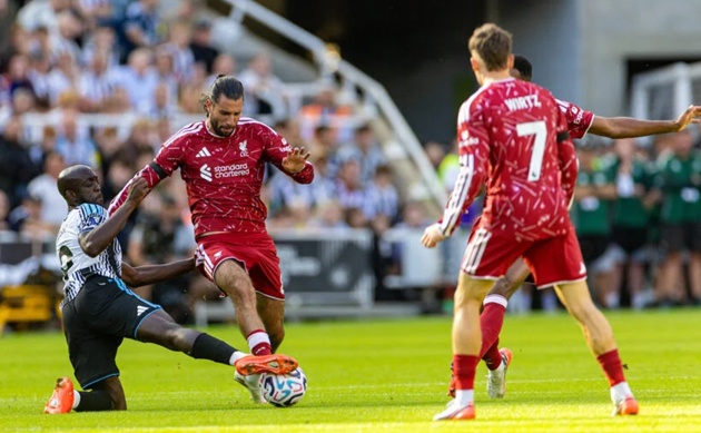 Iraola sẽ đau đầu về hàng tiền vệ Liverpool. (Ảnh: Getty Images)