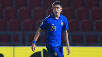 Wanchai Jarunongkran ghi b&agrave;n gi&uacute;p tuyển Th&aacute;i Lan vươn l&ecirc;n dẫn trước 2-1. Ảnh: Changsuek.