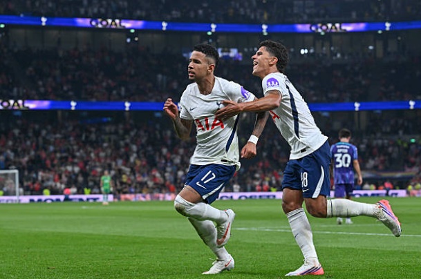 Savinho ghi bàn trong trận ra mắt Spurs. Ảnh: Getty.